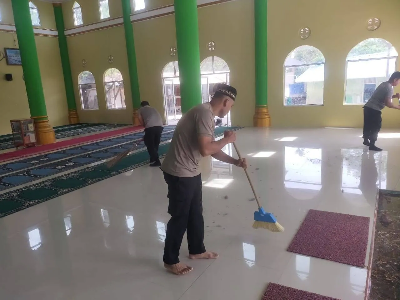 Polsek Ketol Gotong Royong Bersihkan Masjid Taqwa Lewat Jumat Kurve