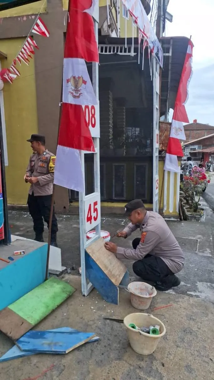 Semangat Kemerdekaan RI ke-80, Polsek Kota Takengon dan Warga Gunung Balohen Kompak Pasang Bendera Merah Putih