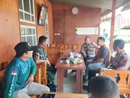 Ngopi Bareng di Tepi Sungai, Polisi Bersama TNI dan Masyarakat Perkuat Sinergi untuk Kamtibmas dan Peduli Lingkungan