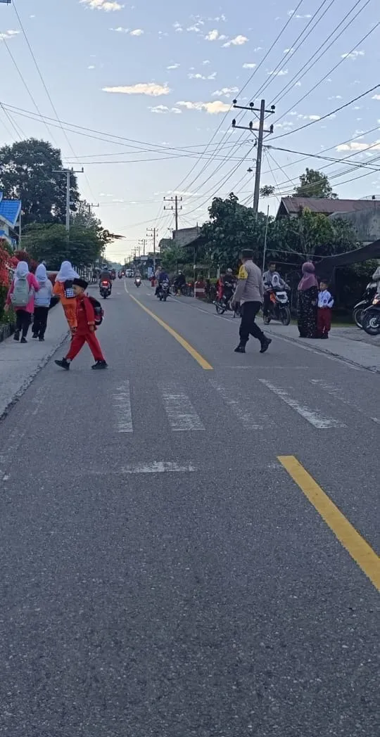 Polsek Silih Nara Hadir di Pagi Hari, Ciptakan Keamanan bagi Pelajar yang Menyeberang Jalan