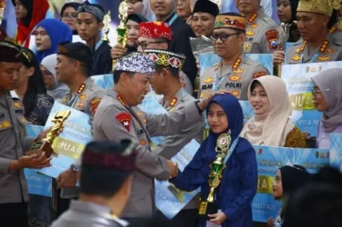 Kapolri Berikan Apresiasi Kepada Adhisty Atas Juara Lomba Melukis Difabel 