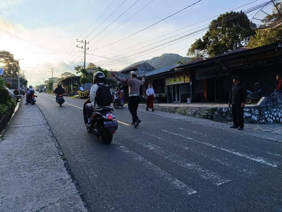 Jaga Kamseltibcarlantas dan Berikan Pelayanan Pagi, Polsek Silih Nara Hadir di Tengah Aktivitas Warga
