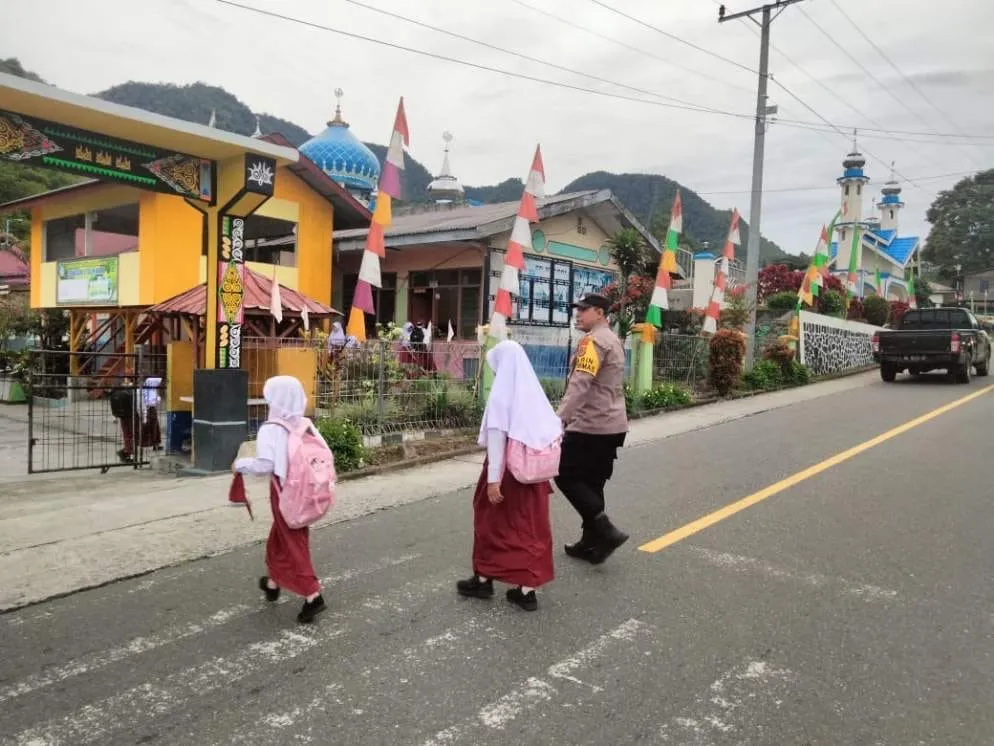 Pelayanan Pagi Hari, Polsek Silih Nara Bantu Sebrangkan Anak Sekolah dan Pengguna Jalan Lainnya