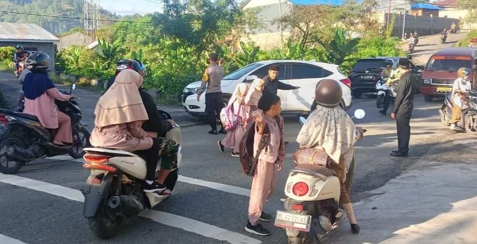 Sigap di Pagi Hari, Polsek Bebesen Bantu Pelajar Menyeberang dengan Aman
