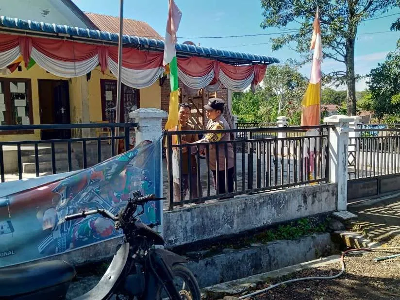 Semarak HUT RI ke-80, Polsek Silih Nara Gelar Pemasangan Bendera dan Umbul-Umbul di Kampung Arul Kumer Selatan