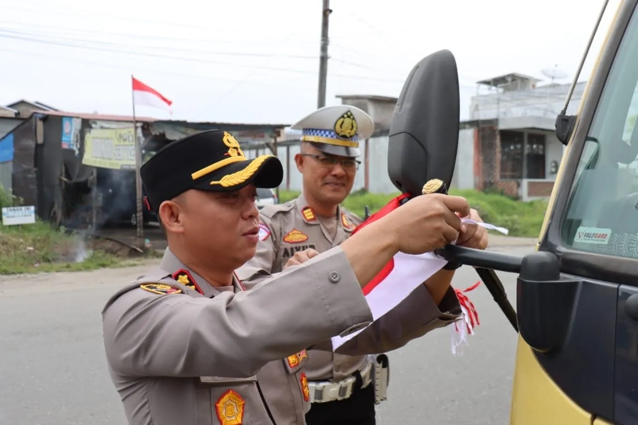 Bangkitkan Semangat Nasionalisme Jelang HUT RI ke-80, Kapolres Aceh Tengah Bagikan Bendera Merah Putih kepada Masyarakat