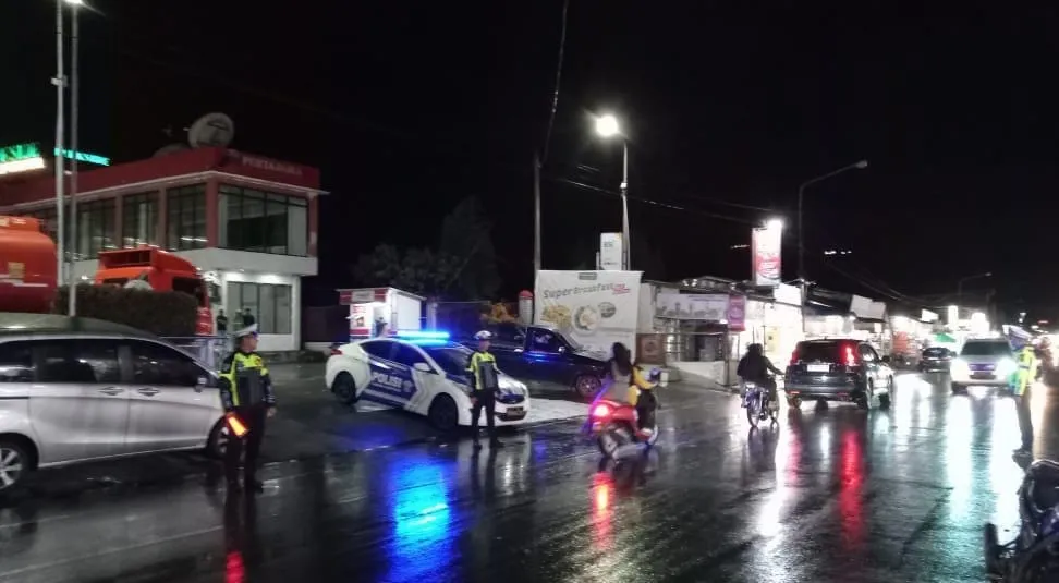 Meski Diguyur Hujan, Satlantas Polres Aceh Tengah Tetap Kawal Kelancaran Arus Lalu Lintas di Malam Hari