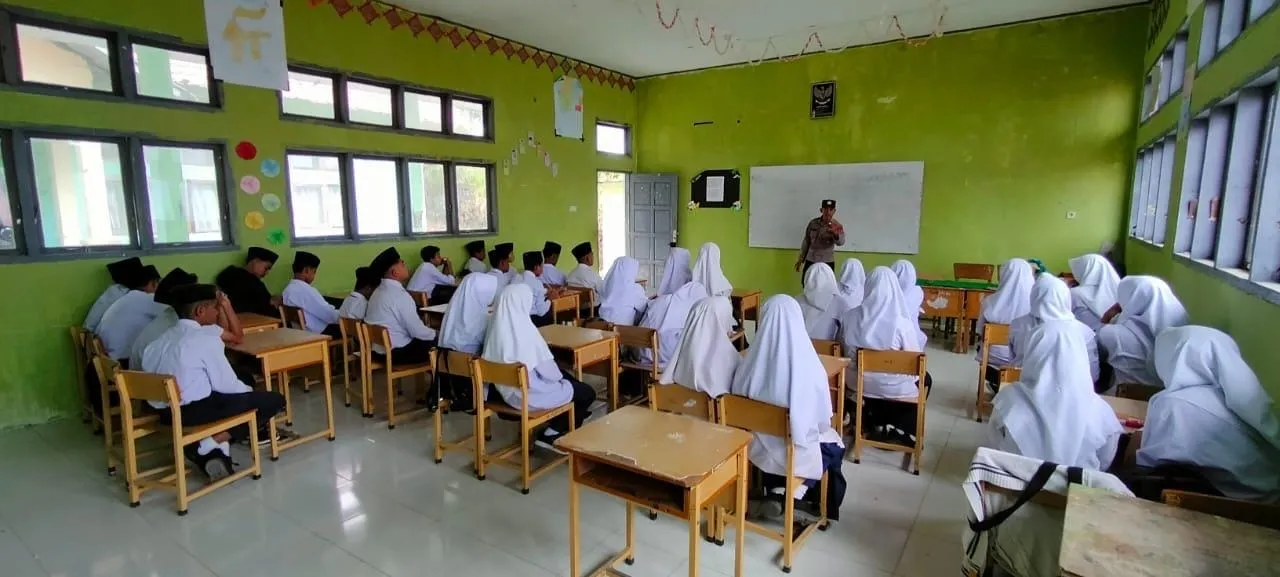 Polsek Kute Panang Edukasi Pelajar MTsN 5 Tentang Bahaya Narkoba dan Judi Online