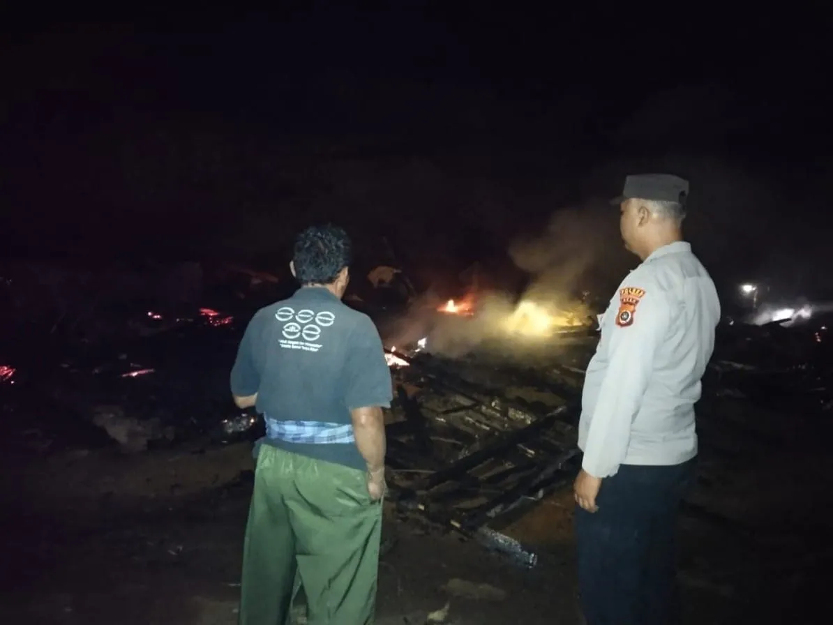 Polisi Polsek Linge Sigap Tangani Kebakaran Rumah di Kampung Kemerleng