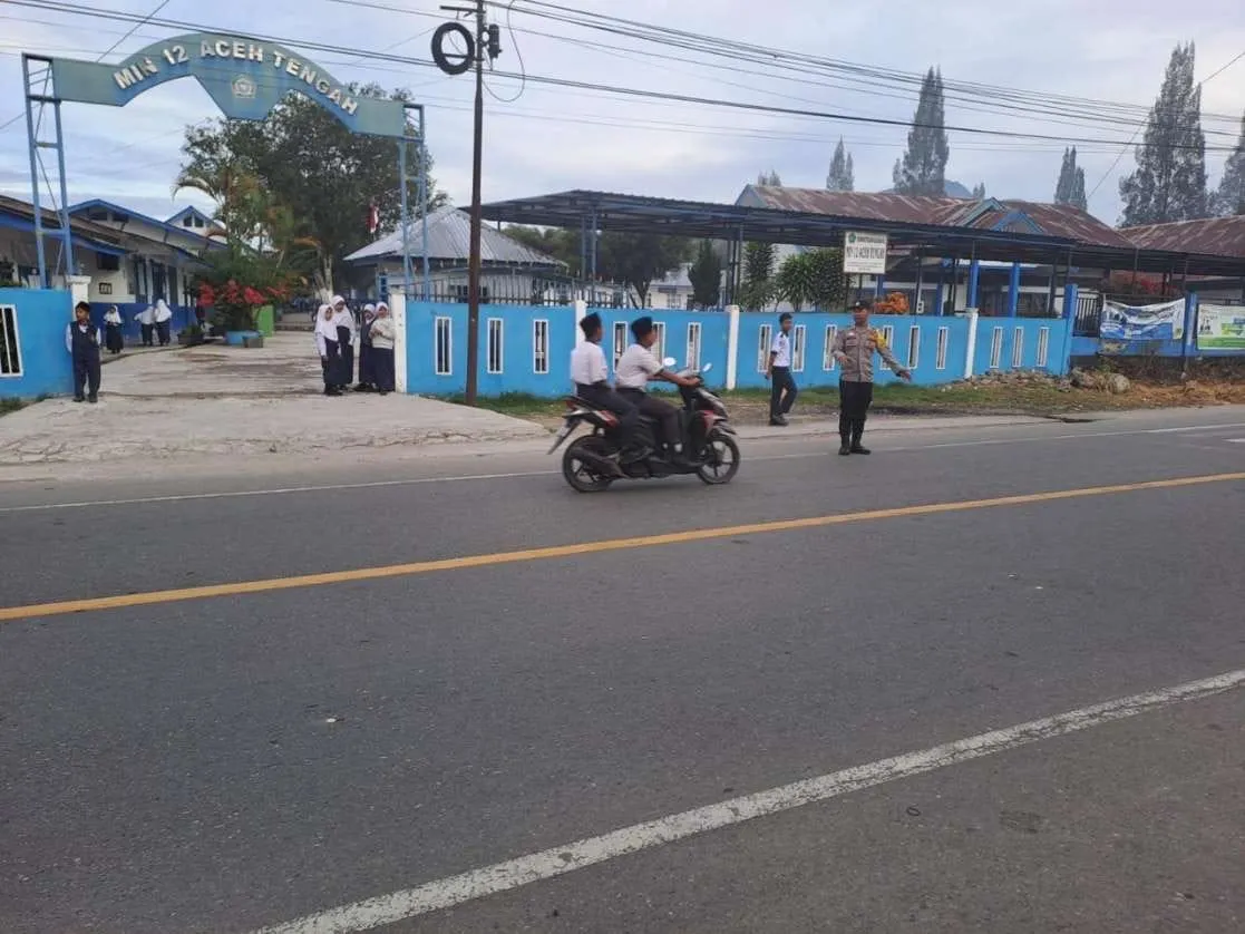 Bentuk Pelayanan Prima, Polsek Pegasing Bantu Anak Sekolah Menyebrang Saat Pengaturan Pagi Hari