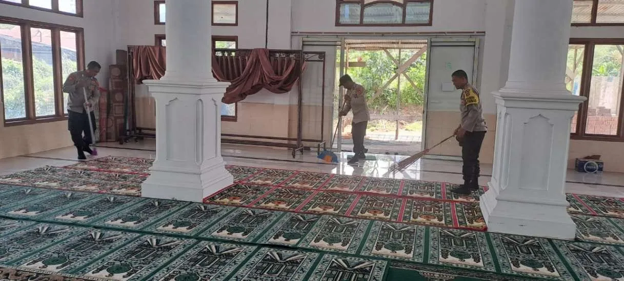 Peduli Kebersihan dan Kenyamanan Ibadah, Polsek Ketol Laksanakan Kurve Masjid Al-Iman Jaluk