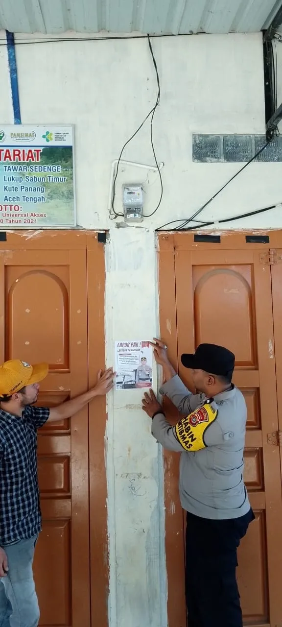 Polsek Kute Panang Optimalkan Sosialisasi Layanan “Lapor Pak Kapolres” Lewat Penempelan Brosur di Tempat Publik