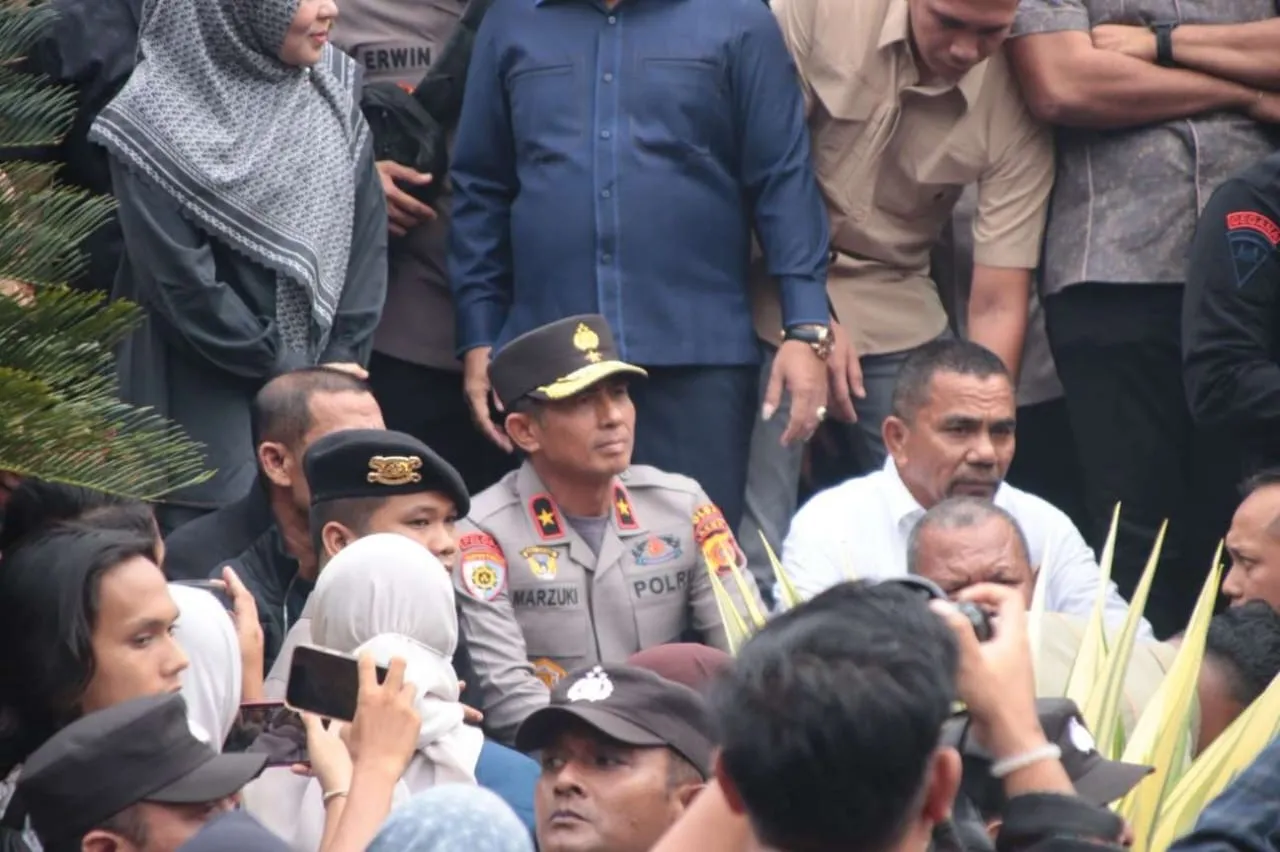 Hadir di Tengah Massa, Kapolda Aceh Tegas Ingatkan Pendemo Agar Tidak Anarkis