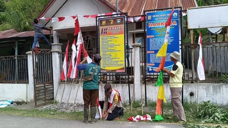 Semarakkan HUT RI ke-80, Polsek Lut Tawar Bersama Aparatur Kampung Hiasi Desa dengan Bendera dan Umbul-Umbul