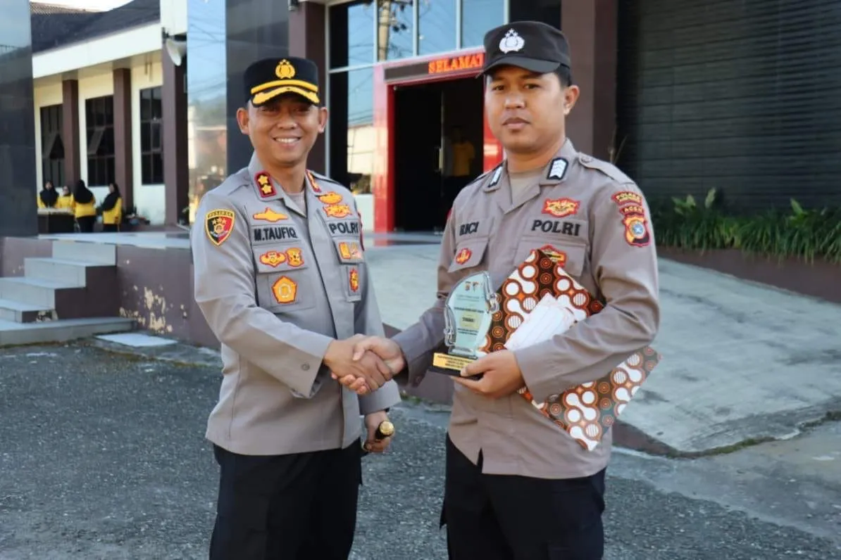 Kapolres Aceh Tengah Berikan Penghargaan kepada Personel Berkinerja Baik