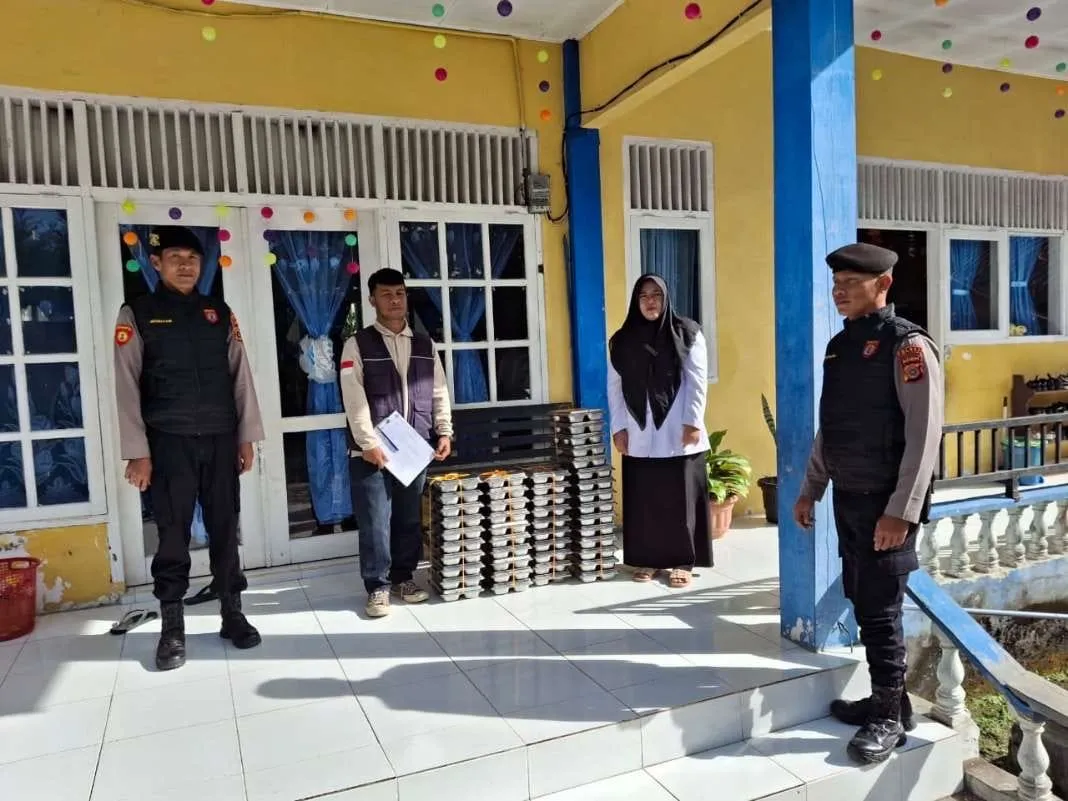 Polisi Hadir di Setiap Langkah, Sat Samapta Polres Aceh Tengah Kawal Makanan Bergizi untuk Anak Sekolah