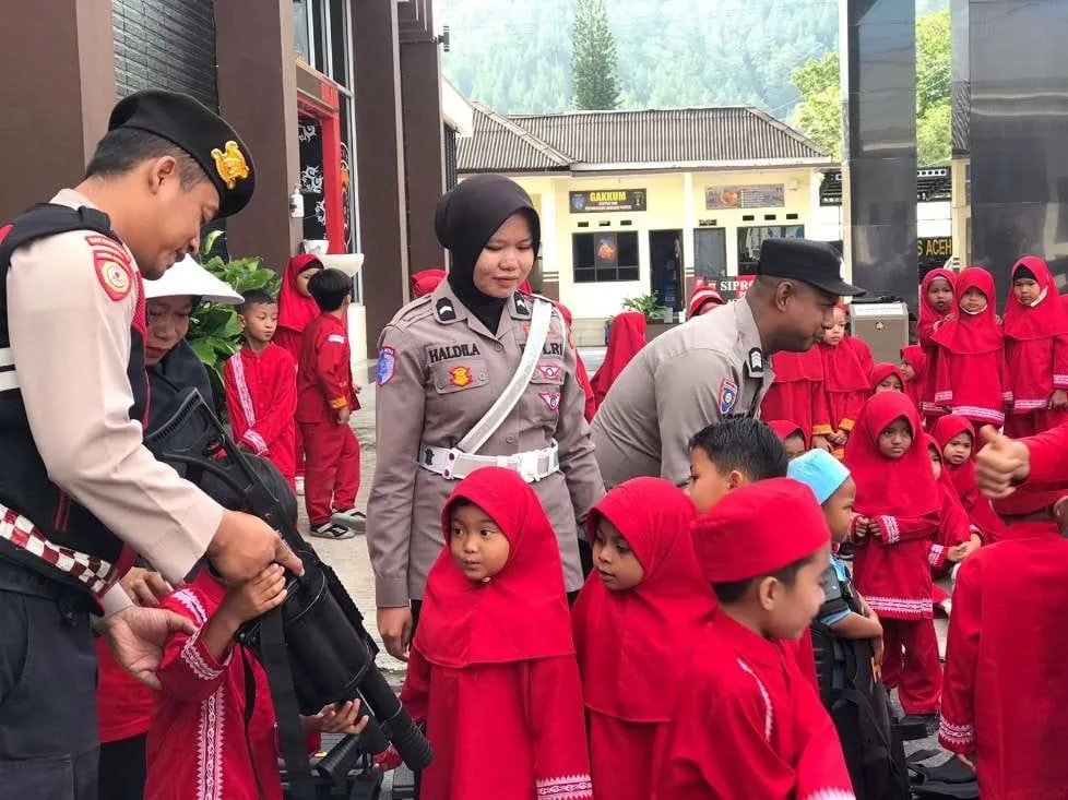 Polantas Aceh Tengah Edukasi Keselamatan Sejak Dini, Terima Kunjungan Siswa TK di Mako Polres
