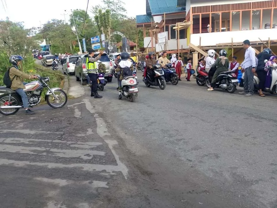 Polsek Bebesen Gelar Strong Point Pagi, Jaga Ketertiban Lalu Lintas di Depan Sekolah