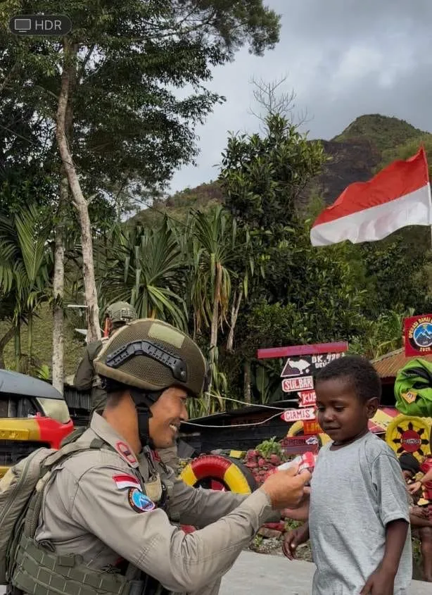 Personel Satgas Ops Damai Cartenz Sambangi Anak-anak di Pos Satgas Tindak Kulirik