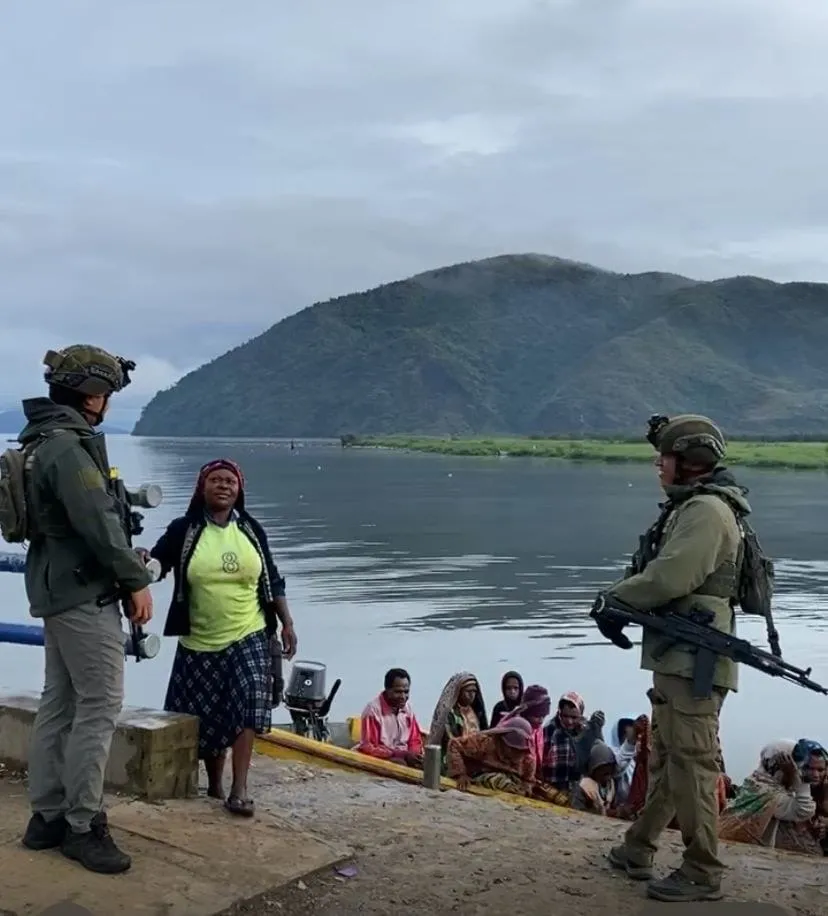 Satgas Ops Damai Cartenz lakukan patroli dialogis di Pelabuhan Aikai