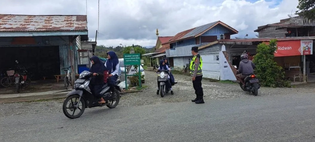 Strong Point Pagi, Polsek Jagong Jeget Kawal Pelajar yang Hendak Bersekolah