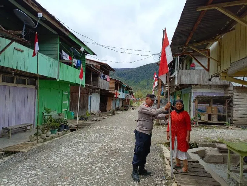 Polsek Jagong Jeget Gelar Pemasangan Bendera dan Umbul-Umbul Sambut HUT RI ke-80 di Kampung Jeget Ayu
