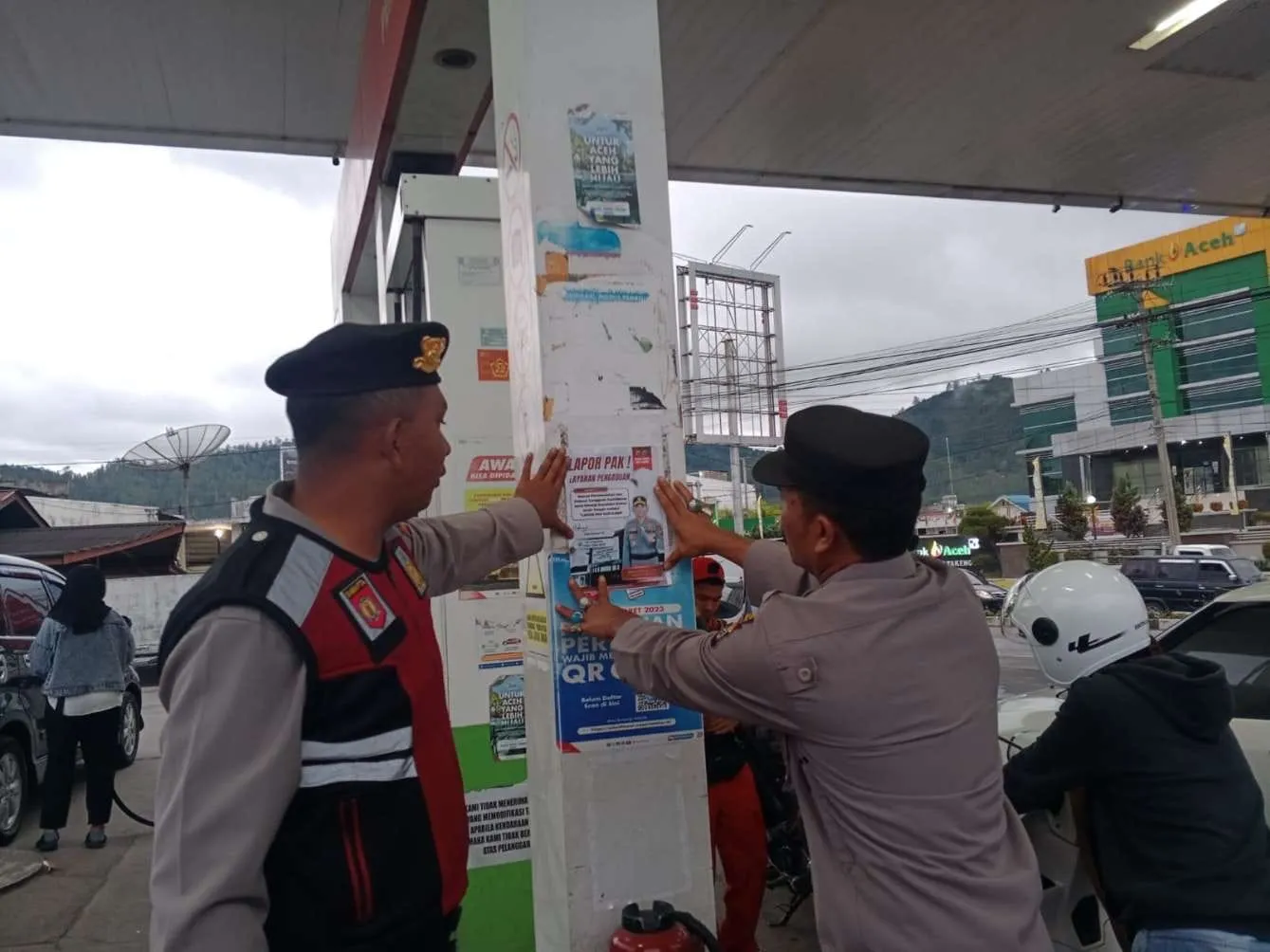 Polsek Bebesen Sosialisasikan Layanan “Lapor Pak Kapolres” Melalui Penempelan Stiker di Sejumlah Titik Strategis