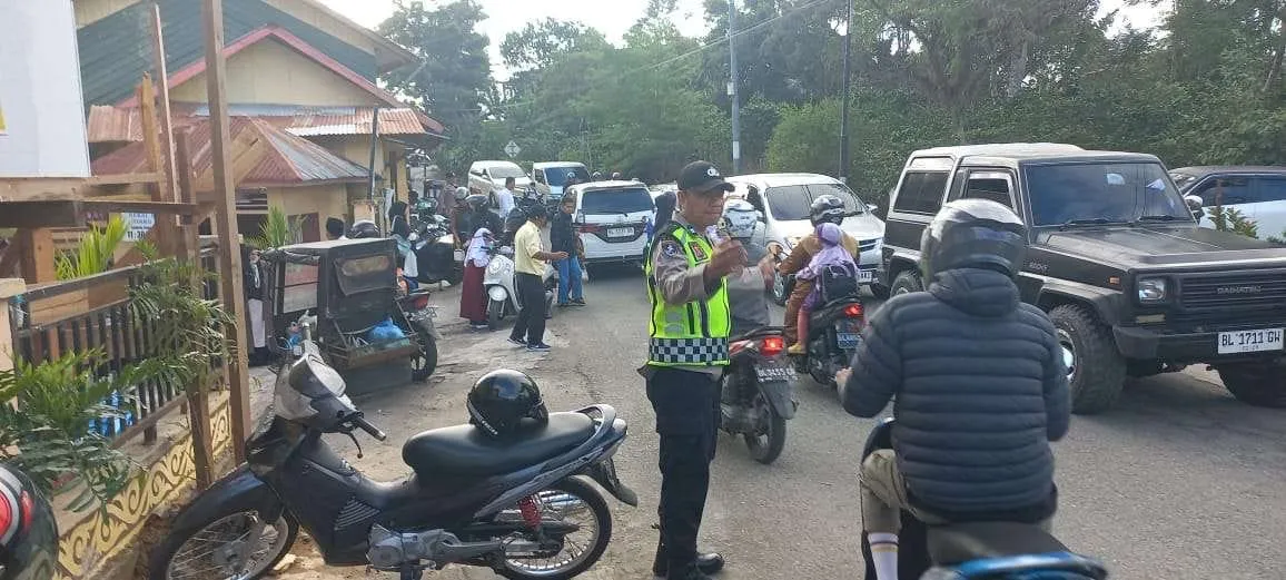 Polsek Bebesen Hadir di Tengah Masyarakat, Atur Lalu Lintas Pagi Hari di Titik Rawan Macet