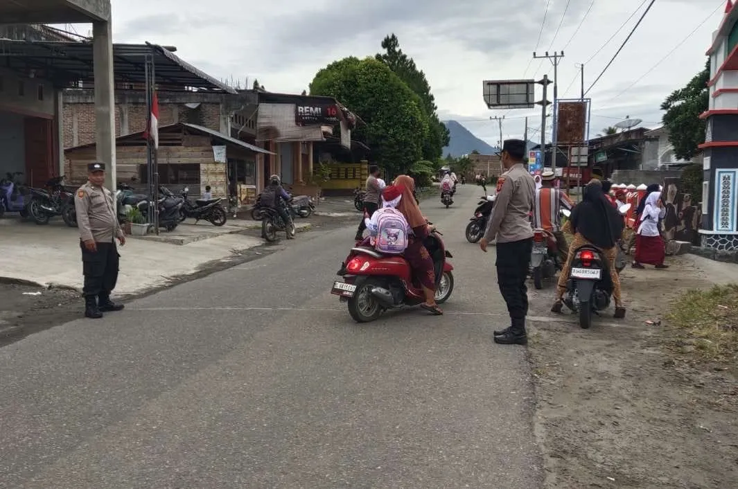 Polsek Ketol Rutin Strong Point Pagi di Depan Sekolah, Jaga Keamanan dan Kelancaran Lalu Lintas