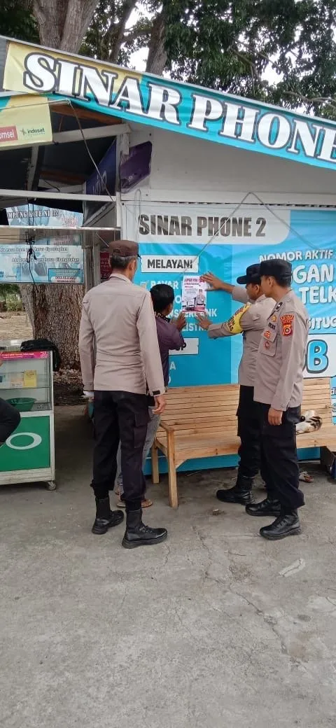 Polsek Ketol Sosialisasikan Layanan “Lapor Pak Kapolres” Lewat Penempelan Brosur di Pusat Keramaian