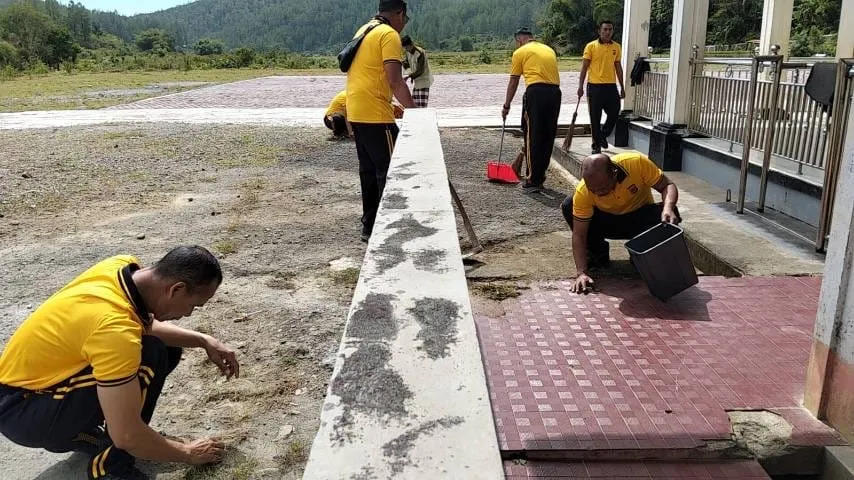 Polsek Linge Bersihkan Masjid Malik Ishaq dalam Program Jumat Kurve