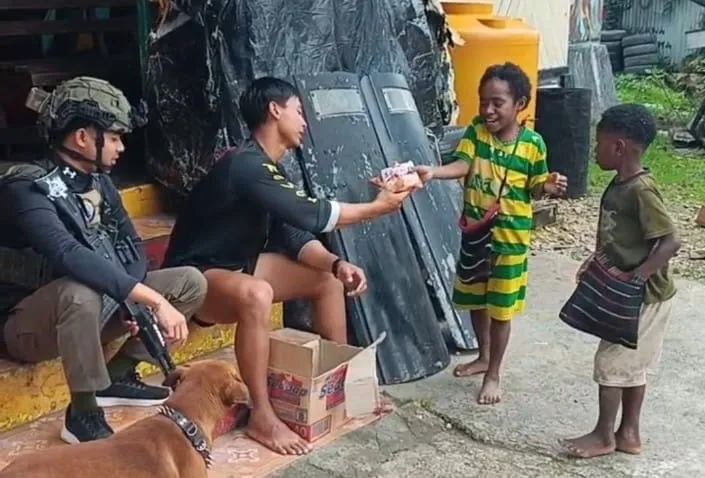 Wujud Kepedulian, Satgas Ops Damai Cartenz Ajak Anak-anak di Paniai Berbagi Keceriaan 
