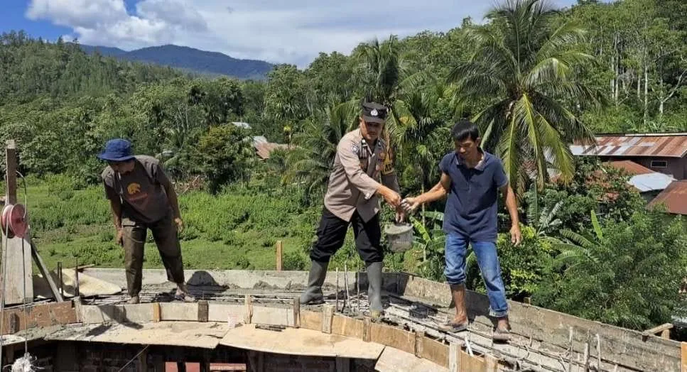 Bhabinkamtibmas Polsek Linge Bersama Warga Gelar Gotong Royong Bangun Masjid di Kampung Owaq