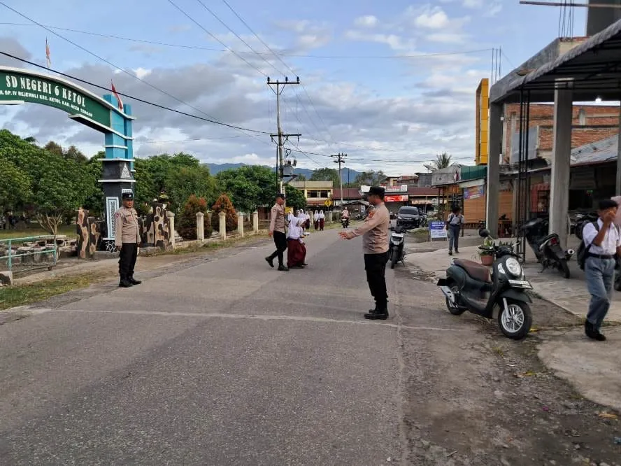 Polsek Ketol Tertibkan Lalu Lintas Pagi, Bantu Pelajar dan Warga di Kampung Rejewali