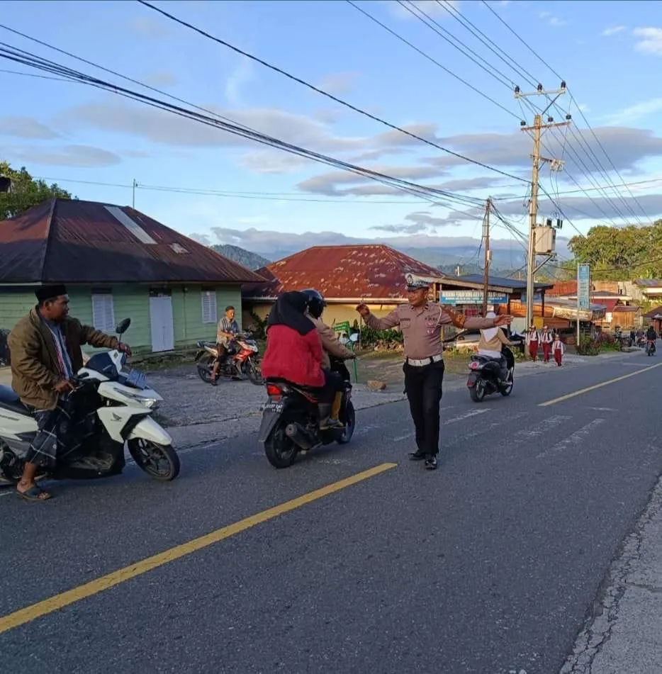 Polsek Silih Nara Gelar Strong Point, Bantu Penyeberangan Pelajar dan Warga