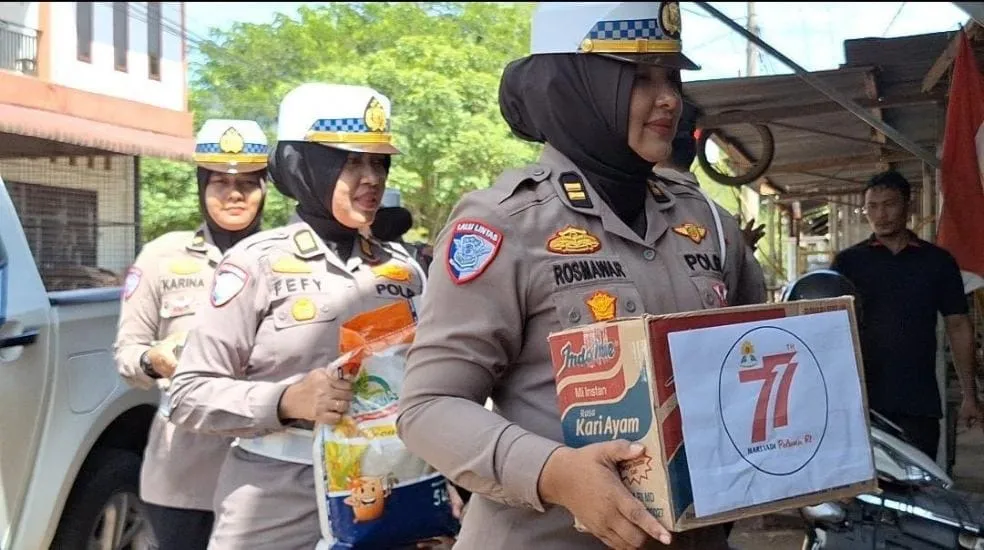 Peringati HUT Ke-77, Polwan Polda Aceh Gelar Baksos dengan Menyalurkan Sembako untuk Warga