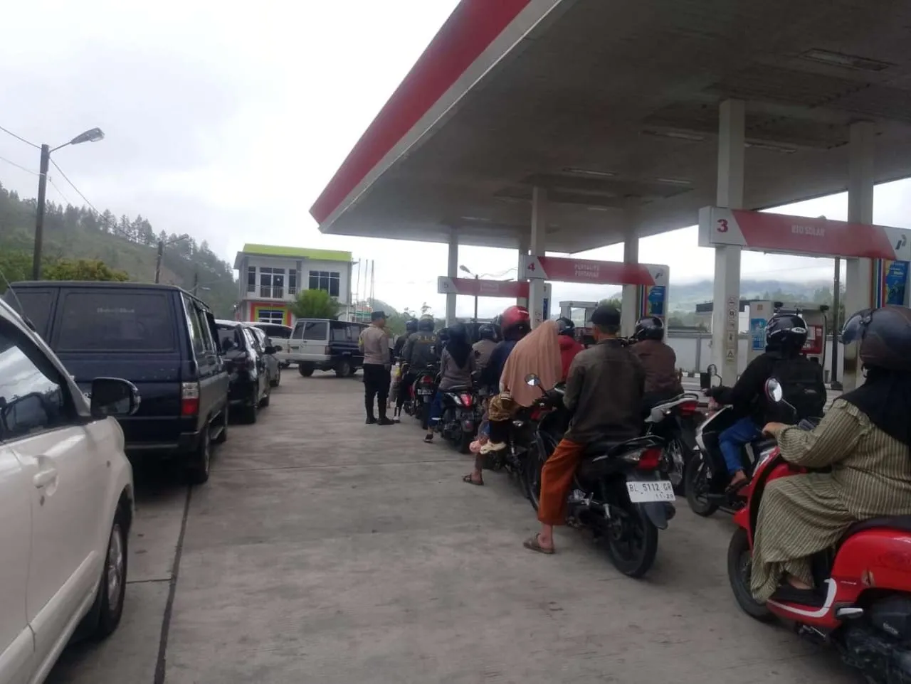 Pastikan Pelayanan Optimal dan Arus Lalu Lintas Lancar di Tiga SPBU, Polsek Bebesen Terus Lakukan Pengaturan