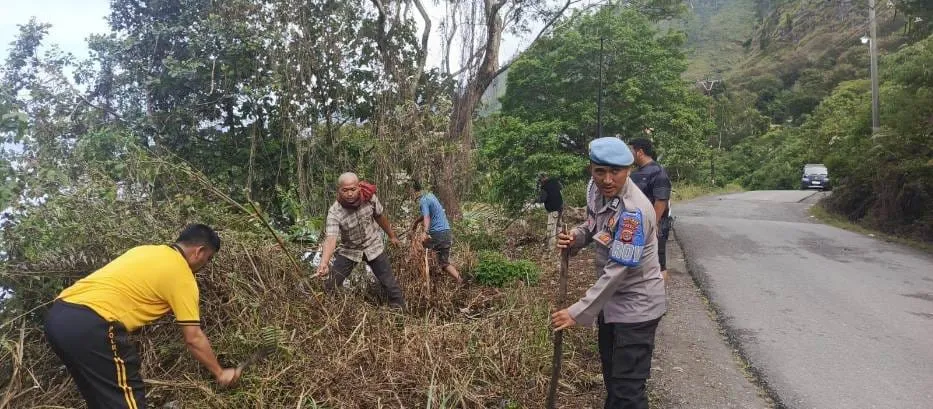 Jumat Bersih, Polsek Bintang dan Warga Genuren Wujudkan Lingkungan Sehat