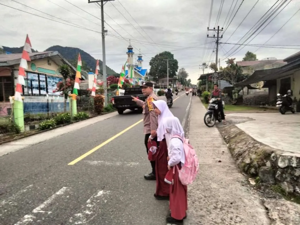 Polsek Silih Nara Amankan Jalur Sekolah, Bantu Pelajar Menyebrang Jalan Raya
