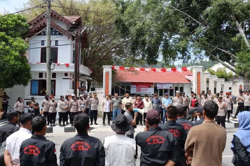 Polres Aceh Tengah Amankan Aksi Unjuk Rasa Aliansi Masyarakat Gayo di DPRK Berjalan Kondusif