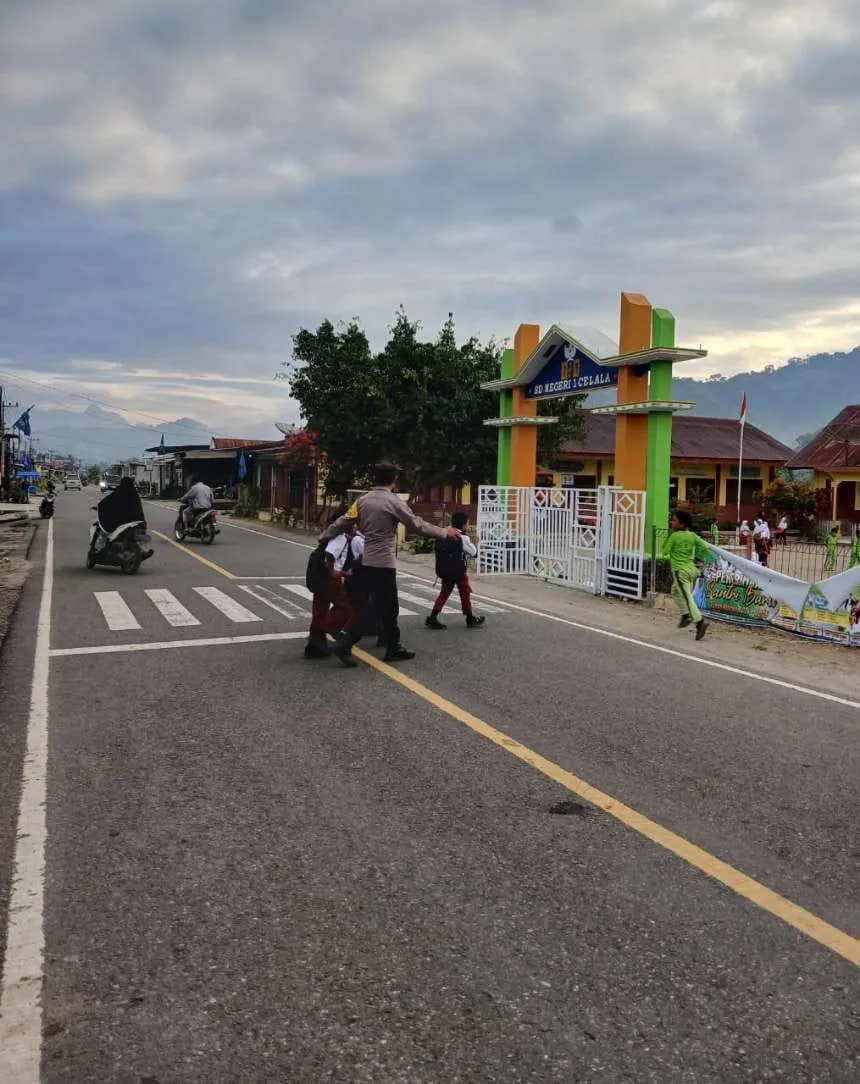 Polsek Celala Gelar Strong Point, Tertibkan Arus Lalin di Depan SDN 1 Celala
