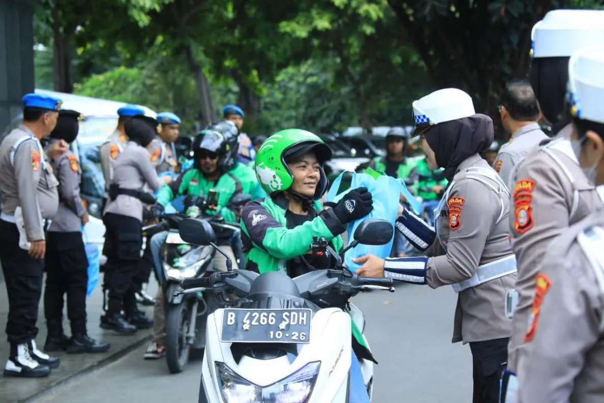 Gelar Jum’at Peduli, Polda Metro Jaya Ajak Komunitas Ojek Online Jaga Jakarta