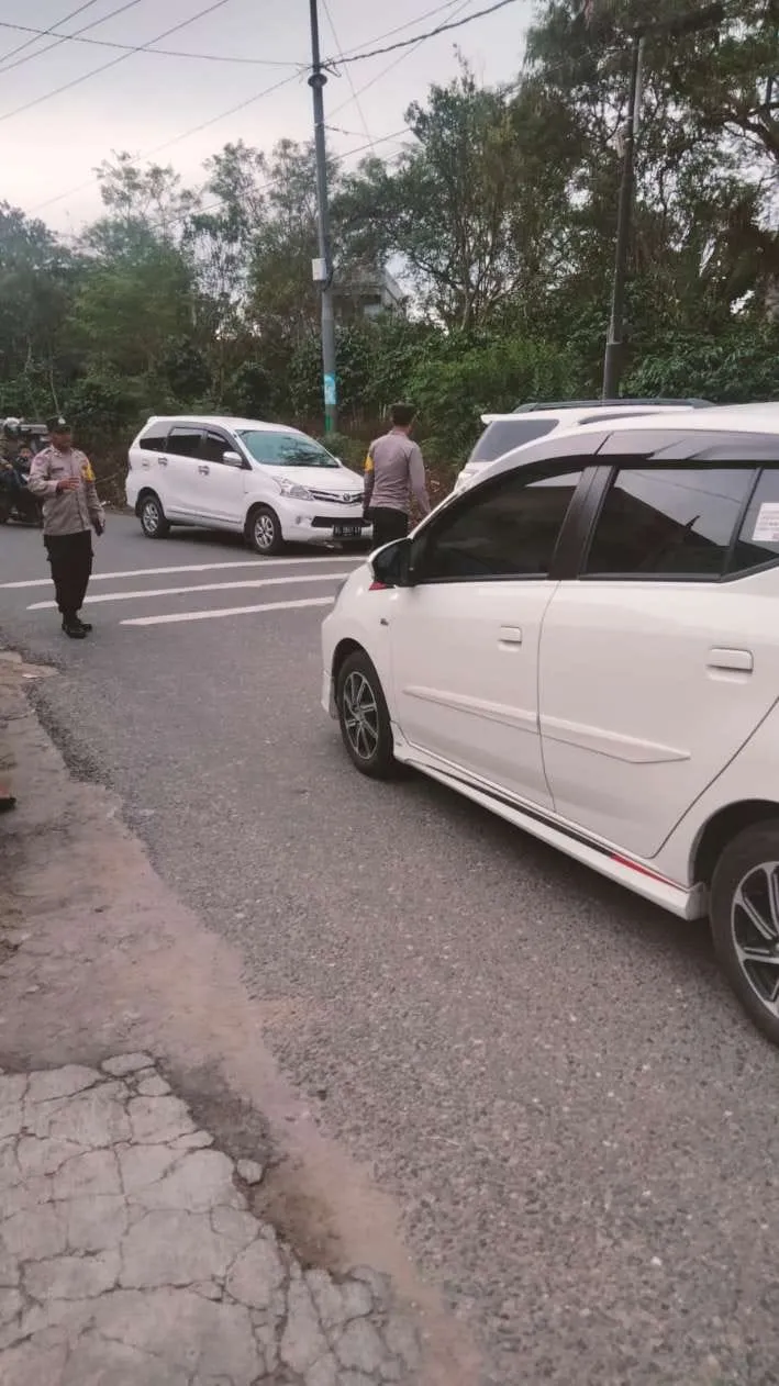 Strong Point Pagi, Polsek Bebesen Bantu Kelancaran Lalu Lintas di Depan Sekolah