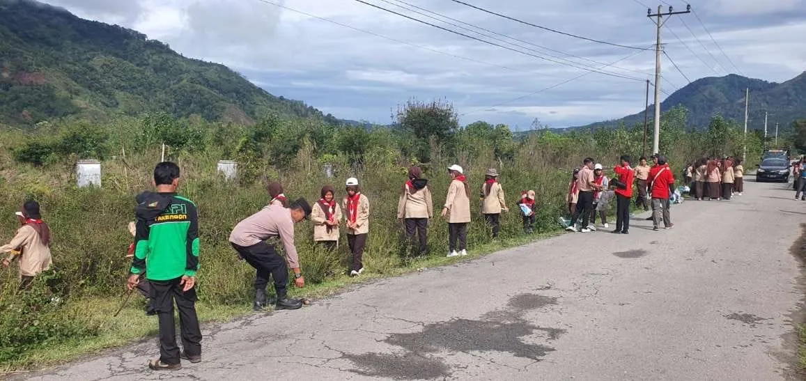 Semangat Kebangsaan, Polsek Pegasing dan Pramuka Gelar Gotong Royong Pembersihan Ruas Jalan