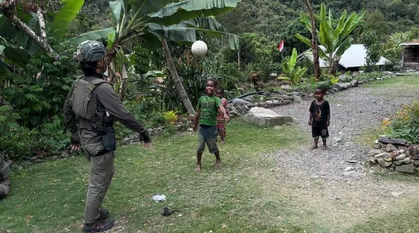 Tebar Keceriaan, Satgas Damai Cartenz Bermain Bola Bersama Anak-anak Puncak Jaya