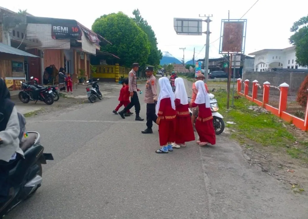 Polsek Ketol Laksanakan Strong Point Pagi, Wujudkan Kelancaran dan Keselamatan Pelajar