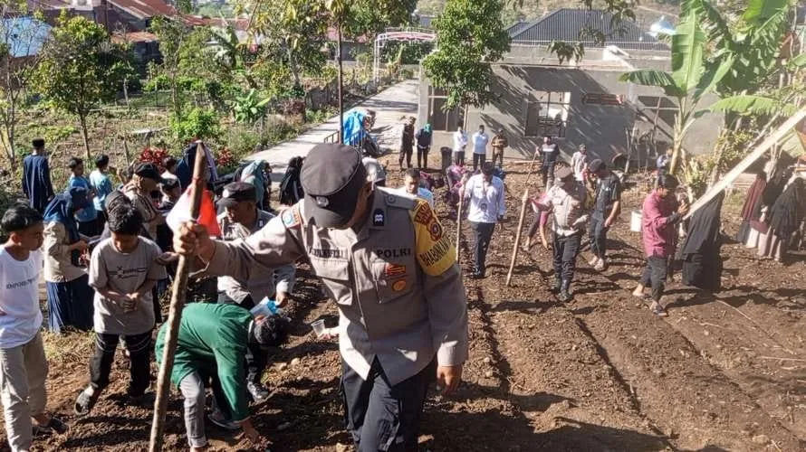 Wujudkan Ketahanan Pangan, Polsek Bebesen dan Pesantren Al-Guroba Tanam Jagung Serentak