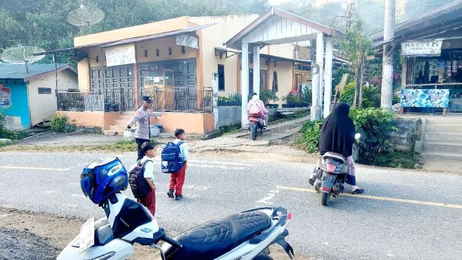 Strong Point Pagi, Polsubsektor Rusip Antara Pastikan Pelajar Sampai ke Sekolah dengan Aman
