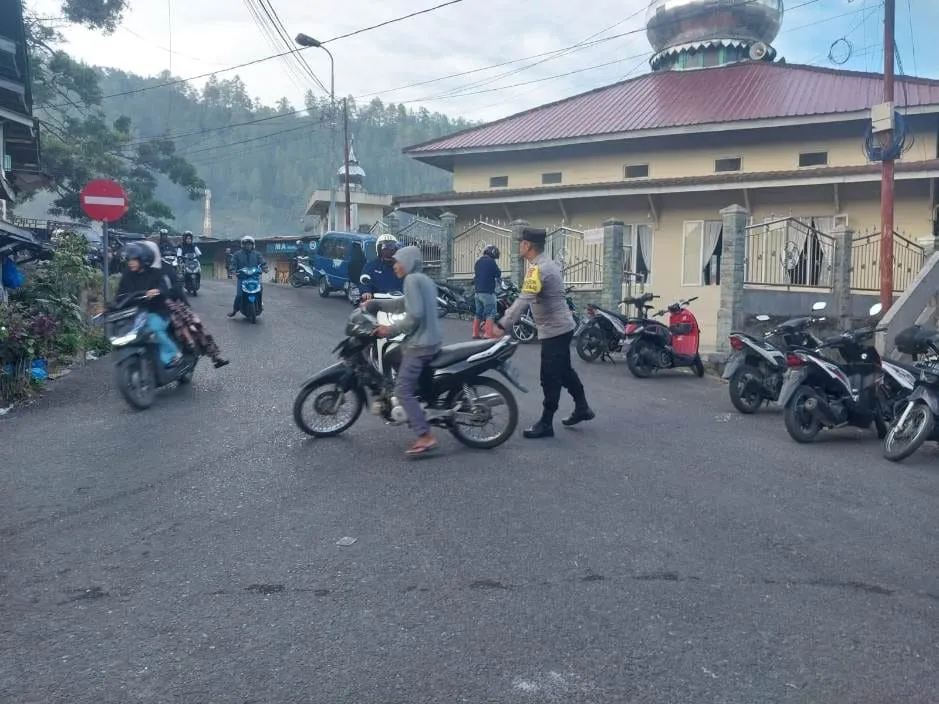Hadir di Tengah Padatnya Aktivitas Pagi, Polsek Lut Tawar Laksanakan Strong Point di Titik Rawan Kemacetan