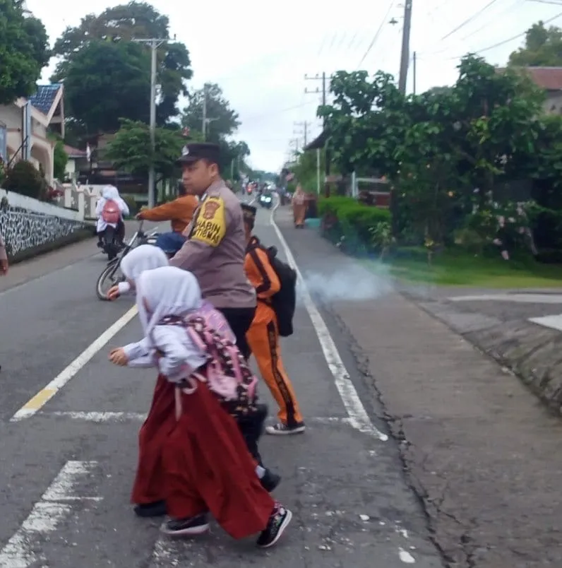 Strong Point Pagi Polsek Silih Nara, Polisi Antar Siswa Menyebrang dengan Aman